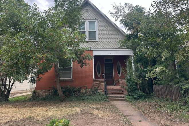 Outside street view - House close to campus and Pearl st