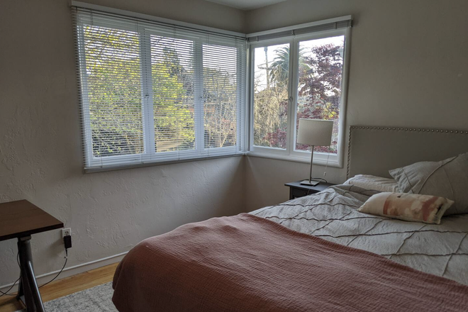Bedroom, bed and edge of the desk - Share a beautiful Elmwood Townhouse Style Condo of 2 bedroom and 1 bathroom (Master)