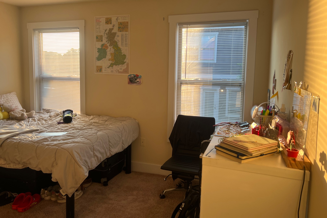 Bedroom, Desk + Bookcase - 1 Bedroom + 1 Bathroom at The Cottages(close to campus and bus every 15mins) —All Girls Unit