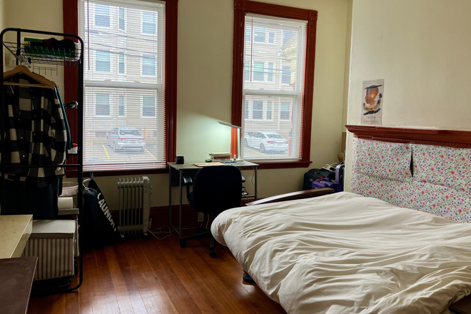 Bedroom on the first floor - Townhouse nearby BU