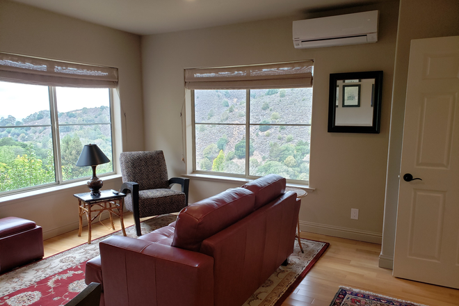 Living Room & bay view - Beautiful, furnished 1 BR/1BA apt in the Berkeley hills with bay view