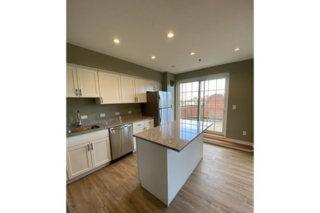 Kitchen - GORGEOUS COMM AVE 2 BED 2 BATH Condo