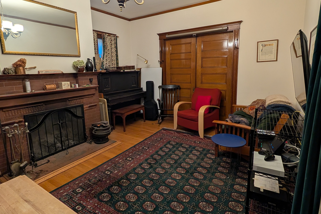 Living room - Cheerful, intelligent roommate wanted for spacious shared house (housing)