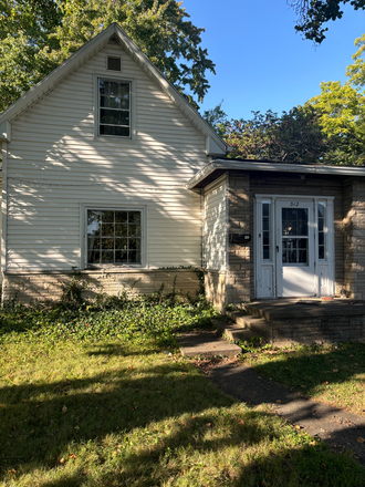 Front door - West Oak St house 5 minute walk to campus