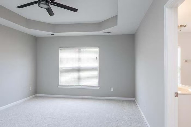 Empty Master Bedroom - PhD Student looking for roommates: Townhome master&guest bedroom for rent, 11 min drive to campus