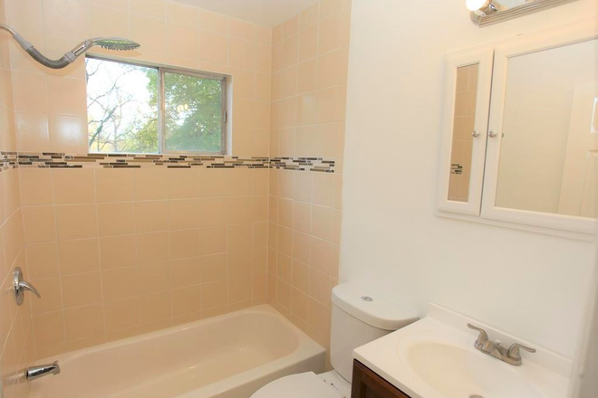 Bathroom - Summer sublet $650/mo (6/1-7/31) available in house near UMD/Lidl/Lake Artemesia.