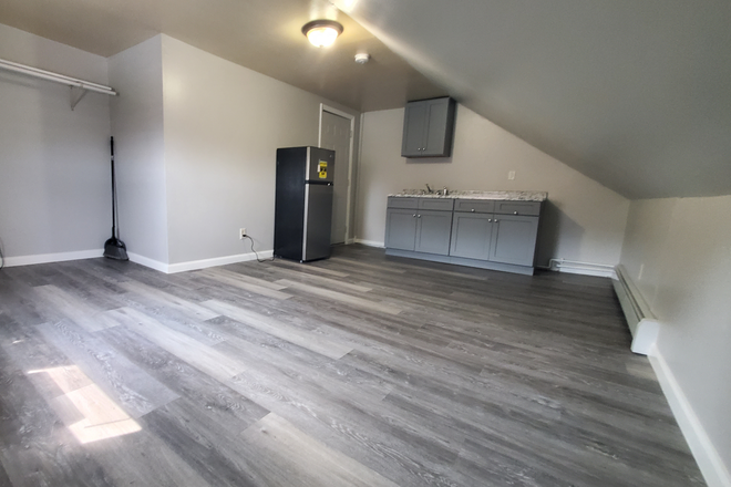 Bedroom - Spacious 3rd-Floor Studio-Style Room with Private Kitchenette & All Utilities Included Apartments