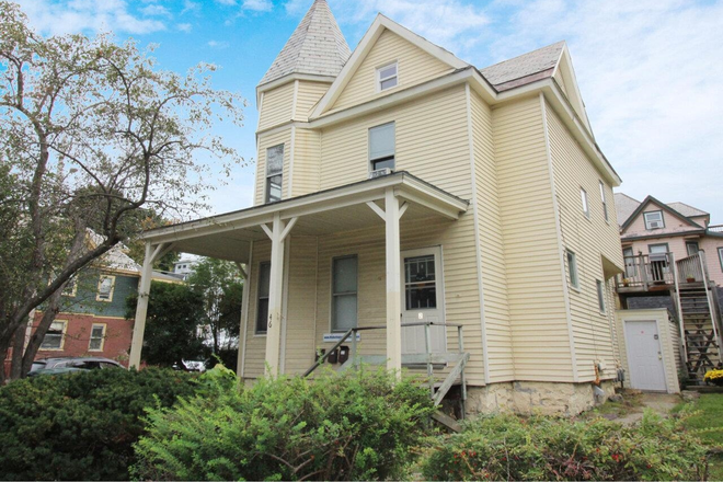 House - 1 BR Apartment, close to campus, hospital & downtown. Garage Parking