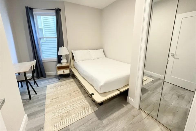 Bedroom for sublet - GIRLS ONLY Room in 5-Bedroom Apartment