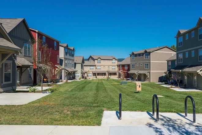 Courtyard/green space - Brexx at Blacksburg 1 bd rm & bath lease takeover w 2 months rent free