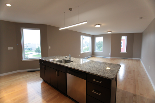 Kitchen Island - OCP - Gorgeous Spacious 4 Bed 2 Bath With Views of Campus Apartments