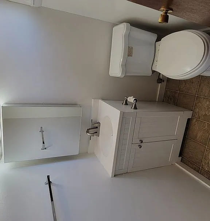 1/2 Bathroom - Roomate wanted House