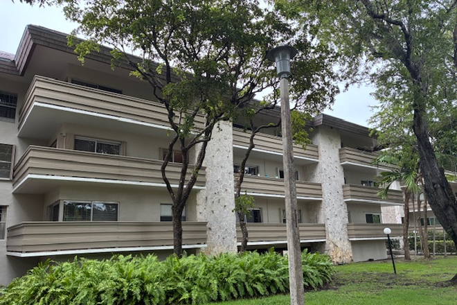 Front of building on Mariposa Avenue - READY FOR UM FALL SEMESTER....VILLA CAPRI .....WALK TO UM (4 minutes) AND WALK EVERYWHERE!