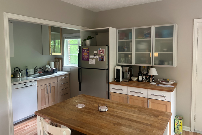 kitchen - Apartment close to campus