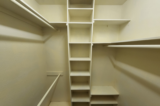 Closet - Room in House 10 min from Campus