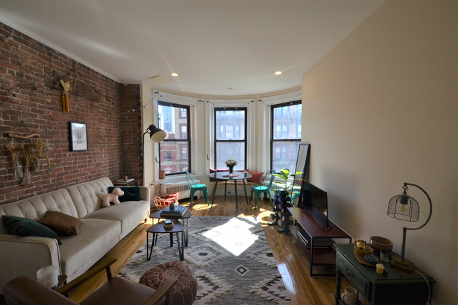 Living room - Spacious one bed on 409 Marlborough st Apartments