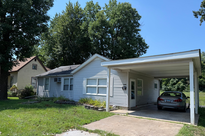 Home located in quiet neighborhood convenient to shopping, transportation and trails - Pretty three bedroom one bath home on quiet street in a great location!