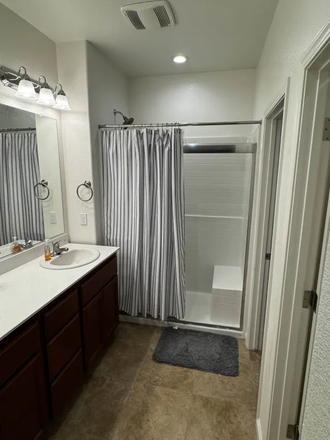Master Bedroom Private Bath - Bellevue Ranch, 3.5 mi. from UC Merced campus, walking distance to Cat Track bus stop.