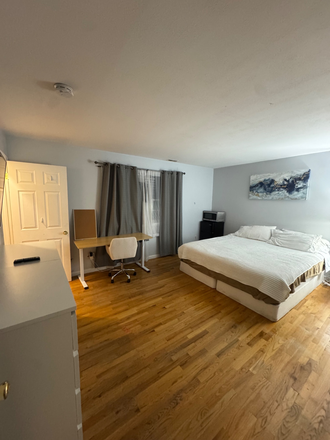 Large furnished bed room - Bedroom in Stamford Town House near UCONN