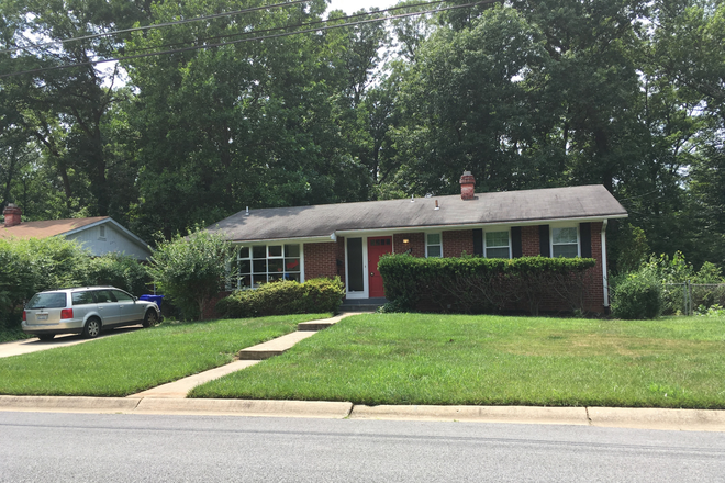 outside street view - Spacious home close to campus in quiet College Park Estates neighborhood
