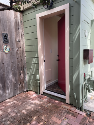Private entrance from the street - Tranquil cottage in a very safe residential neighborhood East Richmond Heights