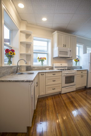 kitchen - Stunning renovated apartments in the center of Northampton, off street parking, hardwood floors