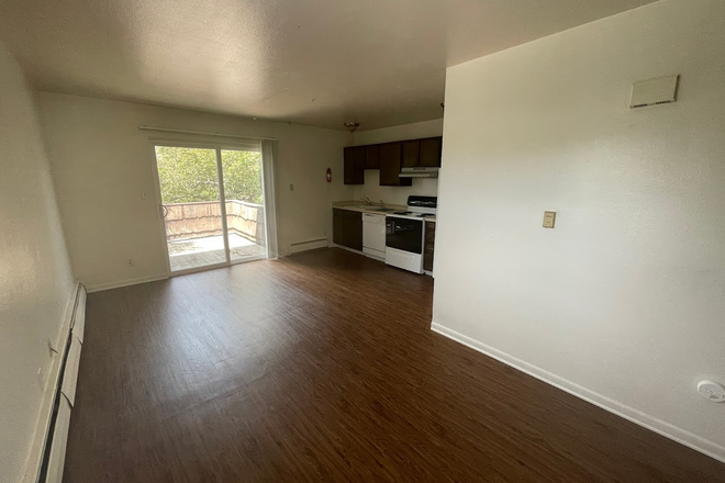 2 - AVAILABLE 6/5: 3592 Nottingham Ct #3 Apartments