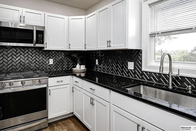 Main level kitchen - Cute 4 bed 2 bath 10 minutes from campus House