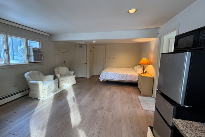 Queen bed & sitting chairs - Furnished room w/private entrance-Cherry Hill Rd-Princeton