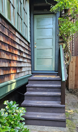 Private entry - Small Studio Apartment, close to campus, available now