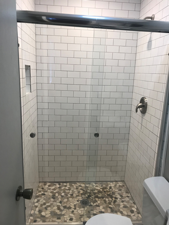 Master bath - 4 Bed House No Restrictions 5 Min From Campus
