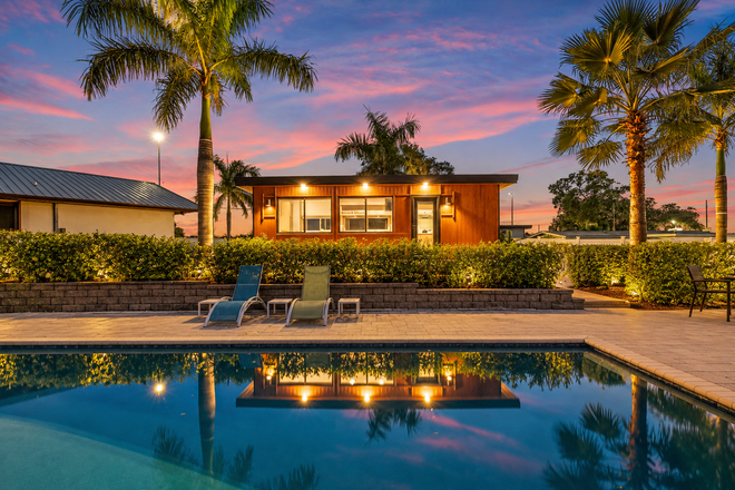 Welcome Home! - Private Pool House in Gated Community