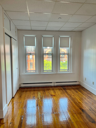 STUDIO - NO BROKER FEE AND FREE RENT AT 272 NEWBURY ST. IN THE BACK BAY - AVAILABLE NOW!