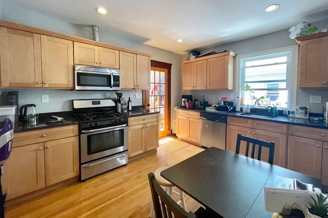 Call NOW for showings! 617-236-8600 - FREDERICK AVE - HUGE 2 LVL TOP FLR 6BR BY TUFTS FOR *6/1/2027* W/ LNDRY IN BLDNG, 2 BATHS, 2 PRKNG
