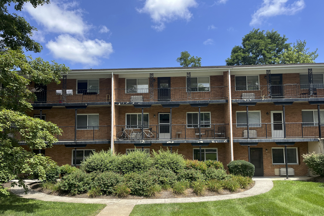 Exterior of the apartment - Comfortable Summer Session Apartment near campus with many neighboring bus lines