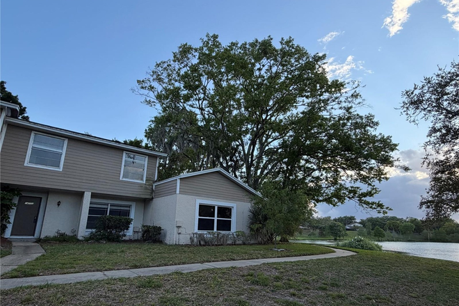 Exterior street view - 4BD 1.5 Bath townhome - Assigned Parking - Lake Forest Neighbourhood - recent renovation