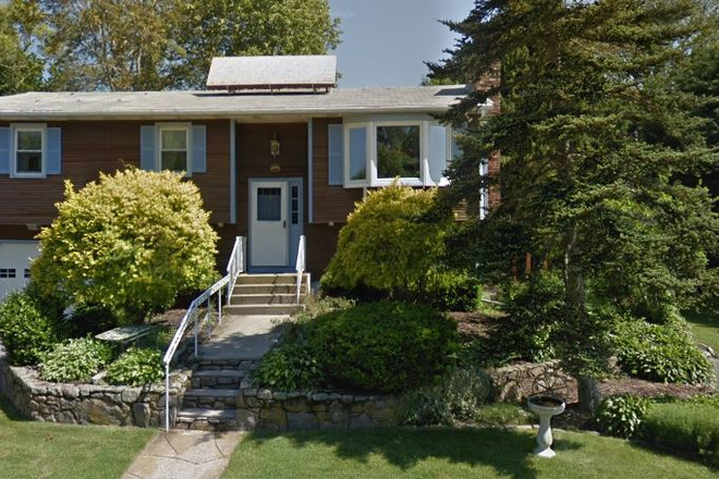 Front of House - Available for a group of 3! Beautiful 3 bedroom home near Narragansett Pier!