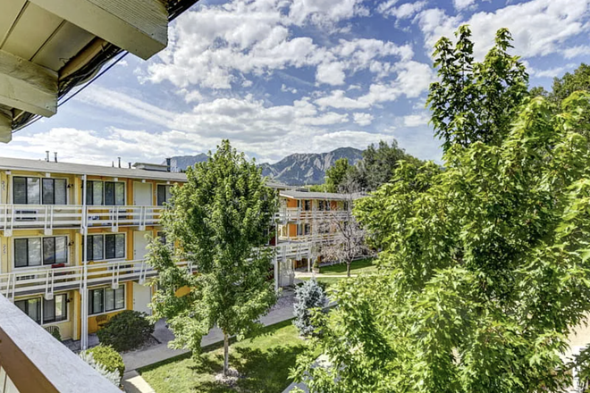 outside view - Four Star Apartments