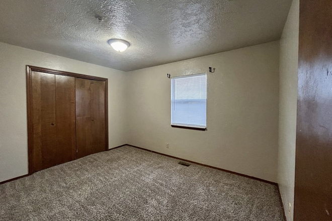Primary bedroom - Duplex-walking distance to campus! Duplex