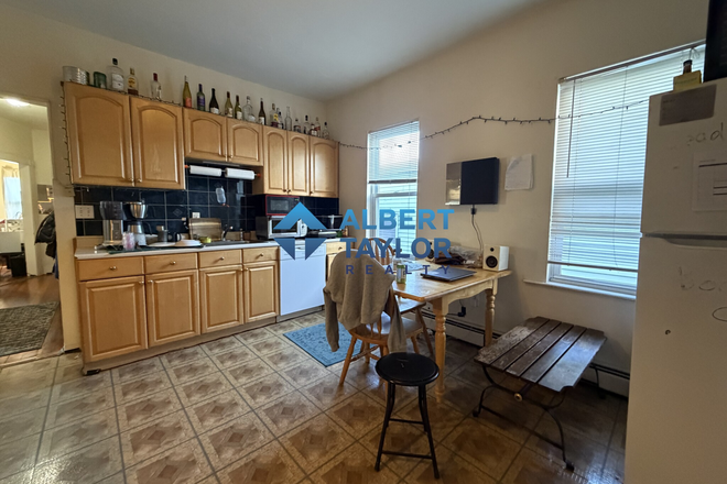 Kitchen - 4 Bed 1 bath on Darling with CHEAP RENT!!