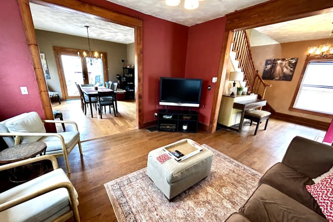 Family Room - Walk to Main Street - Private Large Bedroom House