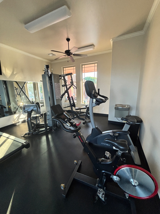 Neighborhood gym - Quaint House looking for 2 female roommates. Neighborhood pool/pool. Off highway 74 in Deerk Creek.