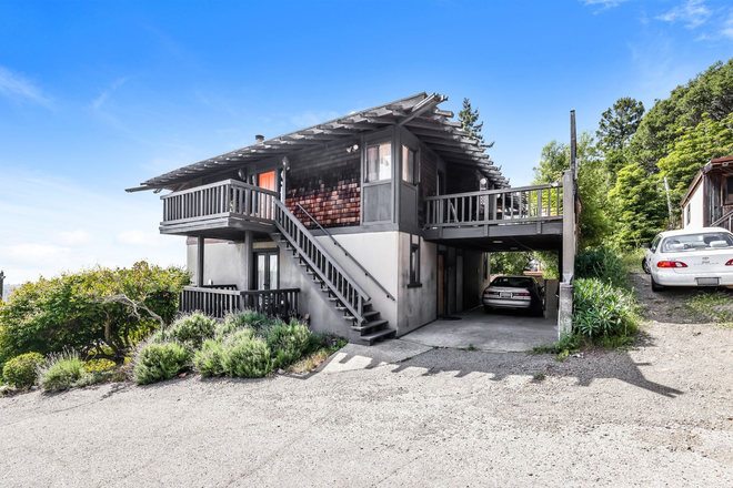 - Fully Furnished Lower Unit In Berkeley!