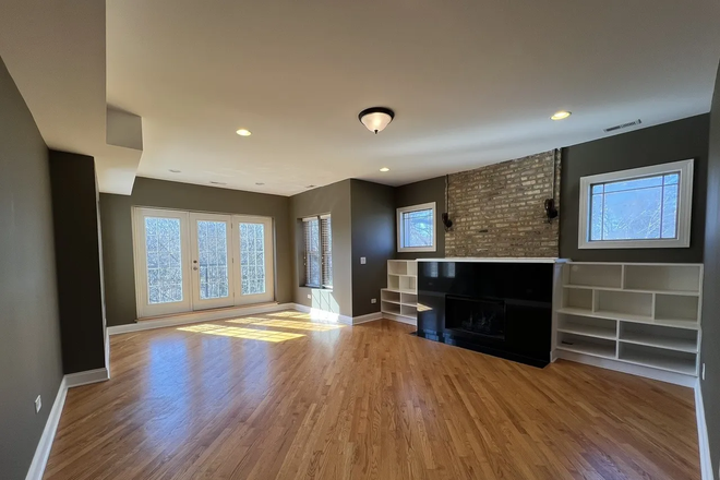 Living Room - Beautiful & charming 2 bed / 2 bath apartment in Southeast Evanston!
