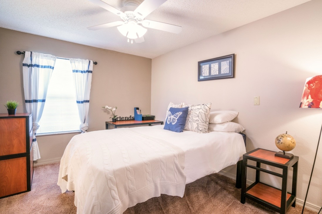 Bedroom - Knights Circle Apartments