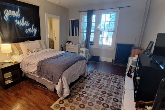 Full size bed - 1BR Apt Fully furnished