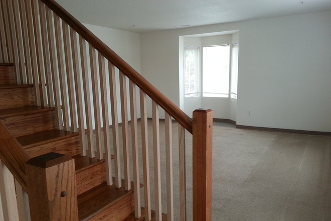 living room - 2 BR 1.5 BATH TOWNHOUSE -Large Spacious Apartment, INTERNET & PARKING INCLUDED