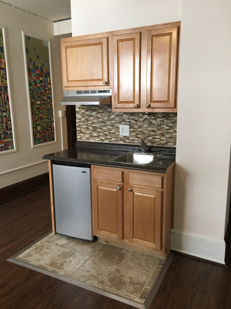 Kichenette - Large studio in walking distance to Jefferson Apartments