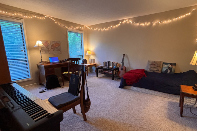 Bedroom - Master Bedroom in 2b2b /Late July 2026 Move-in/Female Only/Toco Hills