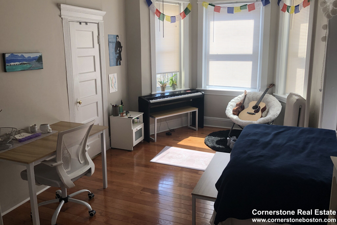 Living Space - Burbank St Studio Fenway Seconds to Campus Apartments